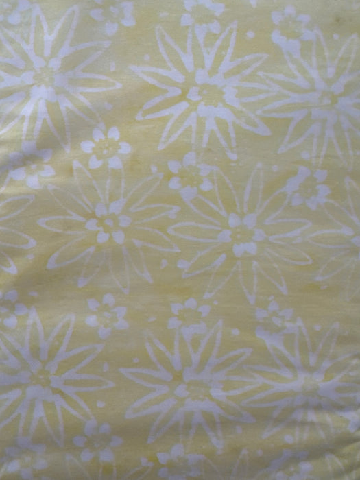 AN White Flowers on Light Yellow