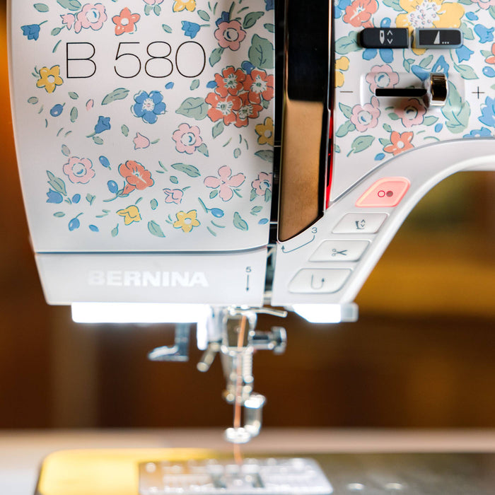 Automatic thread cutter on the BERNINA 580 Liberty Edition
