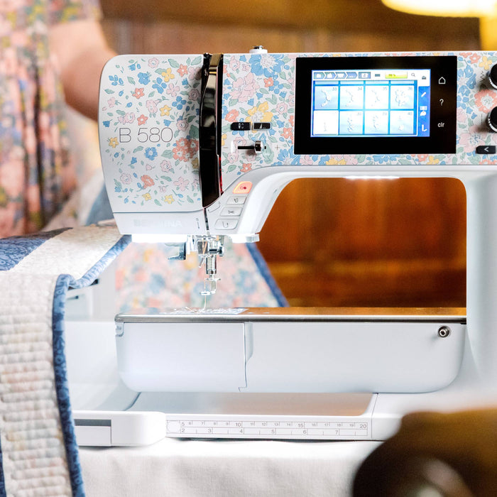BERNINA Hook with front-loading jumbo bobbin on the BERNINA 580 Liberty Edition