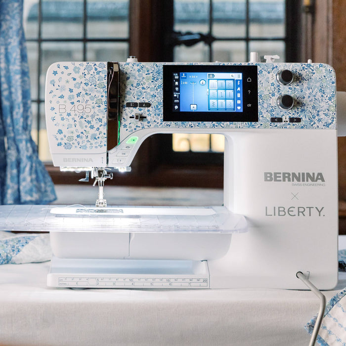 BERNINA Hook with front-loading jumbo bobbin on the BERNINA 495 Liberty Edition