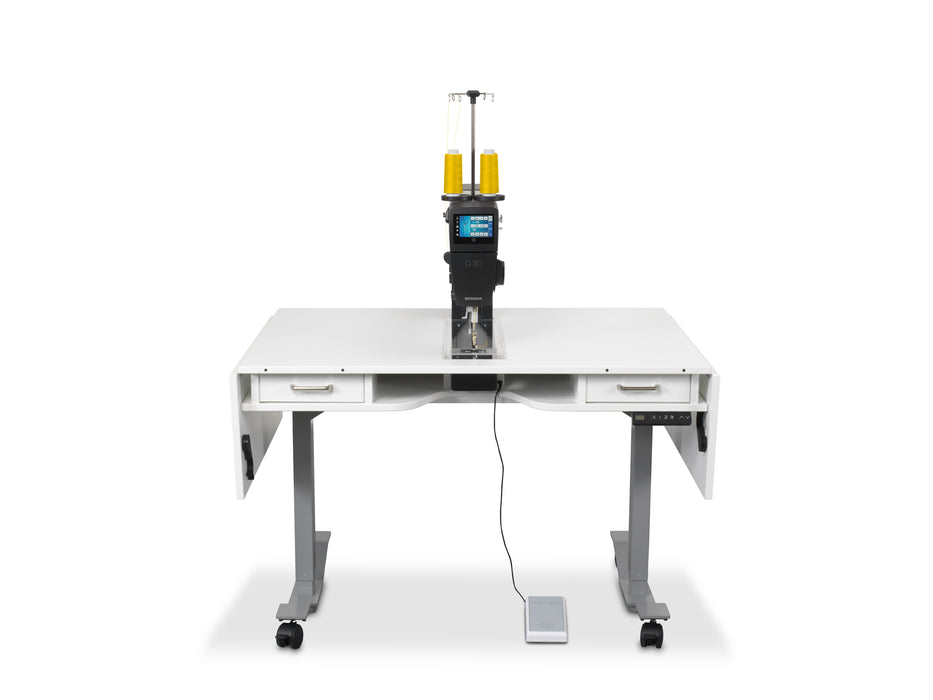BERNINA Q 20 on the Standard Table by Horn, front view