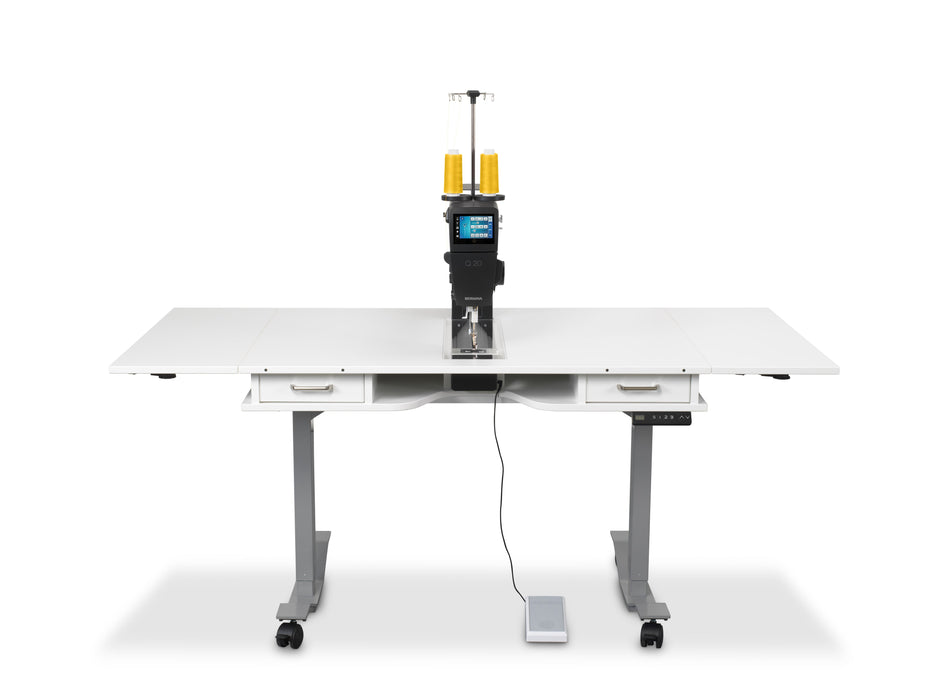 BERNINA Q 20 on the Horn table, both leaves extended